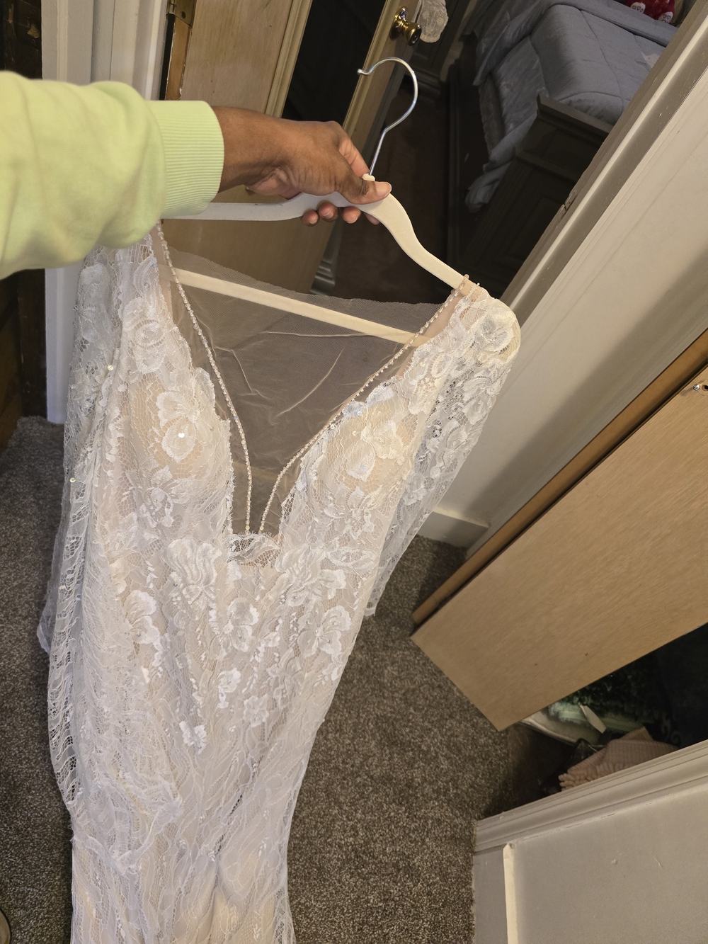 Elegant Lace V-Neck Wedding Dress in Ivory